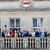 Der französische Präsident Emmanuel Macron winkt der Menge vom Balkon des Stadtweinhauses zu. - Foto: Guido Kirchner/dpa