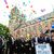 Bundespräsident Frank-Walter Steinmeier (M) lässt zusammen mit Gästen rund 500 Luftballons nach einer Gedenkfeier zum fünften Todestag von Walter Lübcke in den Himmel vor der Martinskirche in Kassel steigen. - Foto: Swen Pförtner/dpa