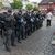 Polizisten trauern auf dem Mannheimer Marktplatz um ihren getöteten Kollegen. - Foto: Boris Roessler/dpa