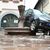 Auf einem Brunnen in Rudersberg hängt ein durch das Hochwasser weggespültes Auto. - Foto: dpa
