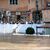 Menschen schauen sich in der Altstadt von Regensburg hinter einer Schutzwand das Hochwasser an. - Foto: Sven Hoppe/dpa