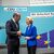 EU-Kommissionspräsidentin Ursula von der Leyen zusammen mit dem Vorsitzenden der EVP-Fraktion Manfred Weber im Europaparlament. - Foto: Michael Kappeler/dpa