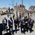 Der französische Präsident Emmanuel Macron und der deutsche Bundespräsident Frank-Walter Steinmeier gehen an Ruinen in Oradour-sur-Glane vorbei. - Foto: Ludovic Marin/AFP Pool/AP/dpa