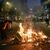 Ein brennender Müllhaufen als Zigarettenanzünder. Regierungskritische Demonstranten versammelten sich vor dem Kongress in Buenos Aires. - Foto: Rodrigo Abd/AP