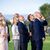 Justin Trudeau (l-r), Fumio Kishida, Giorgia Meloni, Ursula von der Leyen, Charles Michel, Olaf Scholz, Emmanuel Macron und Joe Biden beobachten Fallschirmspringer am Himmel, beim Gipfeltreffen der G7-Staaten in Borgo Egnazia bei Bari. - Foto: Michael Kappeler/dpa