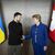 Der ukrainische Präsident Wolodymyr Selenskyj (l.) und die Schweizer Bundespräsidentin, Viola Amherd, bei der Begrüßung. - Foto: Michael Buholzer/KEYSTONE/dpa