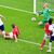 Englands Harry Kane (l) überwindet Dänemarks Torhüter Kasper Schmeichel (hinten). - Foto: Uwe Anspach/dpa