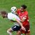 Englands Harry Kane (l) und der Schweizer Ricardo Rodriguez kämpfen um den Ball. - Foto: David Inderlied/dpa