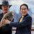 Auch viele Prominente, wie Japans Ministerpräsident Fumio Kishida, haben schon mit Koalas gekuschelt. (Archivbild) - Foto: Stefan Gosatti/Getty Pool via AP/dpa