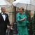 Im letzten Jahr mussten sich Angela Merkel und Ehemann Joachim Sauer auf den Weg ins Bayreuther Festspielhaus mit Regenschirmen schützen. (Archivfoto)  - Foto: Karl-Josef Hildenbrand/dpa