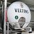 Zwei frisch gezapfte Biergläser stehen vor einem 3000-Liter-Tank der Brauerei Veltins. Der Tank ist in einen Lastwagen montiert und wird zur Belieferung der Gastronomie mit sogenanntem Tankbier genutzt. - Foto: Wolf von Dewitz/dpa