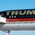 Trump steigt aus seinem Flugzeug - Foto: Paul Sancya/AP/dpa