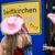 Vor dem Stadion in Gelsenkirchen konnten sich Fans mit Shirts, Pullovern oder Taschen von Swift eindecken. - Foto: Oliver Berg/dpa