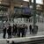 Reisende sitzen wegen der Brandanschläge an einem Bahnhof in Paris fest. - Foto: Mark Baker/AP