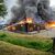 Einsatzkräfte löschen eine brennende Lagerhalle mit Fahrzeugen in Untermerzbach - Foto: Pia Bayer/dpa