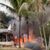 Dieser Ausschnitt aus einem Video zeigt das Feuer, das von einem Flugzeug ausgeht, das in Vinhedo im brasilianischen Bundesstaat Sao Paulo neben einem Haus abgestürzt ist. - Foto: Felipe Magalhaes Filho/UGC/AP/dpa