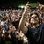 Tausende feiern Bollywood-Superstar Shah Rukh Khan in Locarno. - Foto: Jean-Christophe Bott/KEYSTONE/dpa