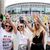 Swifties freuen sich vor dem Wembley-Stadion auf das  Eras-Tour von Taylor Swift . - Foto: Alastair Grant/AP/dpa