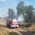 Die Feuerwehr löscht von Wegen aus beim Waldbrand in Jüterbog.  - Foto: Cevin Dettlaff/dpa