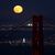 Hinter der Golden Gate Bridge ist am Himmel ein goldfarbener Vollmond zu sehen - Foto: Scott Strazzante/San Francisco Chronicle/AP/dpa