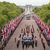 Der Trauerzug mit dem Sarg der gestorbenen britischen Königin Elizabeth II. führte über die Prachtstraße The Mall. - Foto: Zac Goodwin/PA Wire/dpa