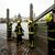 Feuerwehrleute in Tschechiens Hauptstadt Prag treffen Vorbereitungen angesichts vieler Regenmassen. - Foto: Petr David Josek/AP