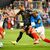 Bayerns Harry Kane (l-r) behauptet den Ball gegen Kiels Finn Porath. - Foto: Gregor Fischer/dpa