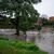 An der Stadtbrücke in Görlitz stehen Bäume im Hochwasser der Neiße. - Foto: Paul Glaser/dpa