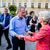 Ursula von der Leyen (CDU), Präsidentin der Europäischen Kommission, und Donald Tusk, Ministerpräsident von Polen, verlassen nach einem Pressestatement das Rathaus von Breslau. - Foto: Christoph Soeder/dpa-ENR-Pool/dpa