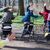 Ein wenig geht immer: Seniorinnen beim Rollator-Yoga im Schlosspark Köthen (Sachsen-Anhalt). (Archivbild) - Foto: Jan Woitas/dpa