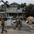 Nationalgardisten suchen nach verbliebenen Bewohnern im fast menschenleeren Bradenton Beach. Den Anwohnern blieb nach Hurrikan «Helene» keine Zeit, die Schuttberge zu beseitigen.  - Foto: Rebecca Blackwell/AP/dpa