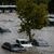 Gefährlicher Kampf in den Wassermassen in Givors südlich von Lyon. - Foto: Jean-Philippe Ksiazek/AFP/dpa