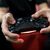 Ein Gamer spielt mit einer Playstation 4. - Foto: Sebastian Gollnow/dpa