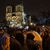 Zuschauer versammelten sich vor der Kathedrale. - Foto: Bernat Armangue/AP/dpa