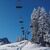 Ein leerer Sessellift im noch nicht geöffneten Skigebiet von Garmisch-Partenkirchen. Die Vorbereitungen für die Saisoneröffnung laufen, doch nach zwei guten Jahren könnte die Zahl der Wintergäste in den Alpen krisenbedingt sinken. - Foto: Carsten Hoefer/dpa