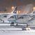 Mit Schnee bedeckte Flugzeuge auf dem Flughafen Frankfurt. Wegen Schnee und Eisregen sind hier 120 Flüge annulliert worden. - Foto: Lando Hass/dpa