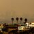 Die ganze Skyline von Los Angeles war von Rauch umgeben. - Foto: Etienne Laurent/AP/dpa