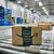 Ein Amazon-Paket auf einem Förderband in einer Zustellstation des Logistikers, der in Deutschland kräftig Jobs aufbaut und stark investiert. - Foto: Richard Vogel/AP/dpa