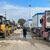 Bulldozer und Lastwagen mit Wohncontainern warten am Rafah-Grenzübergang. (Archivbild) - Foto: Mohamed Arafat/AP/dpa