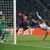 Denzel Dumfries (2.v.r) von Inter Mailand erzielt den zweiten Treffer gegen den FC Barcelona - Foto: Joan Monfort/AP/dpa