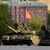Ein russischer Panzer und eine Panzerhaubitze rollen auf einer Straße in Richtung Roter Platz, um an einer Probe für die Militärparade zum Tag des Sieges  teilzunehmen. - Foto: Alexander Zemlianichenko/AP/dpa