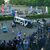 Schon bei der Ankunft am Volksparkstadion von den Fans gefeiert: die HSV-Spieler im Mannschaftsbus.  - Foto: Marcus Brandt/dpa