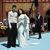 Tynna zeigt sich in einer Art Brautkleid auf dem türkisen Teppich. - Foto: Peter Schneider/KEYSTONE/dpa