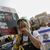 In Tel Aviv haben sich Menschen versammelt, um die Freilassung gemeinsam zu verfolgen.  - Foto: Oded Balilty/AP/dpa