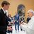 Zwei Tennisspieler unter sich: der Weltranglistenerste Jannik Sinner (links) und Papst Leo XIV. - Foto: --/Vatican Media/dpa