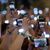 In ein Meer aus Smartphone-Bildschirmen zu schauen, findet nicht jeder Künstler gut. (Symbolbild) - Foto: Marius Becker/dpa