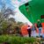 Ein Containerschiff ist in Norwegen kurz vor einem Haus am Wasser zum Stehen gekommen. - Foto: Jan Langhaug/NTB/dpa