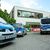 Polizeiautos stehen vor einer Schule in Spandau, an der es einen Messerangriff auf eine Schüler gab. - Foto: Jörg Carstensen/dpa
