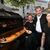 Ministerpräsident Söder am Schweinegrill.  - Foto: Felix Hörhager/dpa