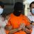 Der Verdächtige wurde in einem orangen Sträflingsanzug der Presse vorgeführt. - Foto: Firdia Lisnawati/AP/dpa